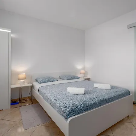 Apartment Klimatisierte Marica 2 Mit Balkon *